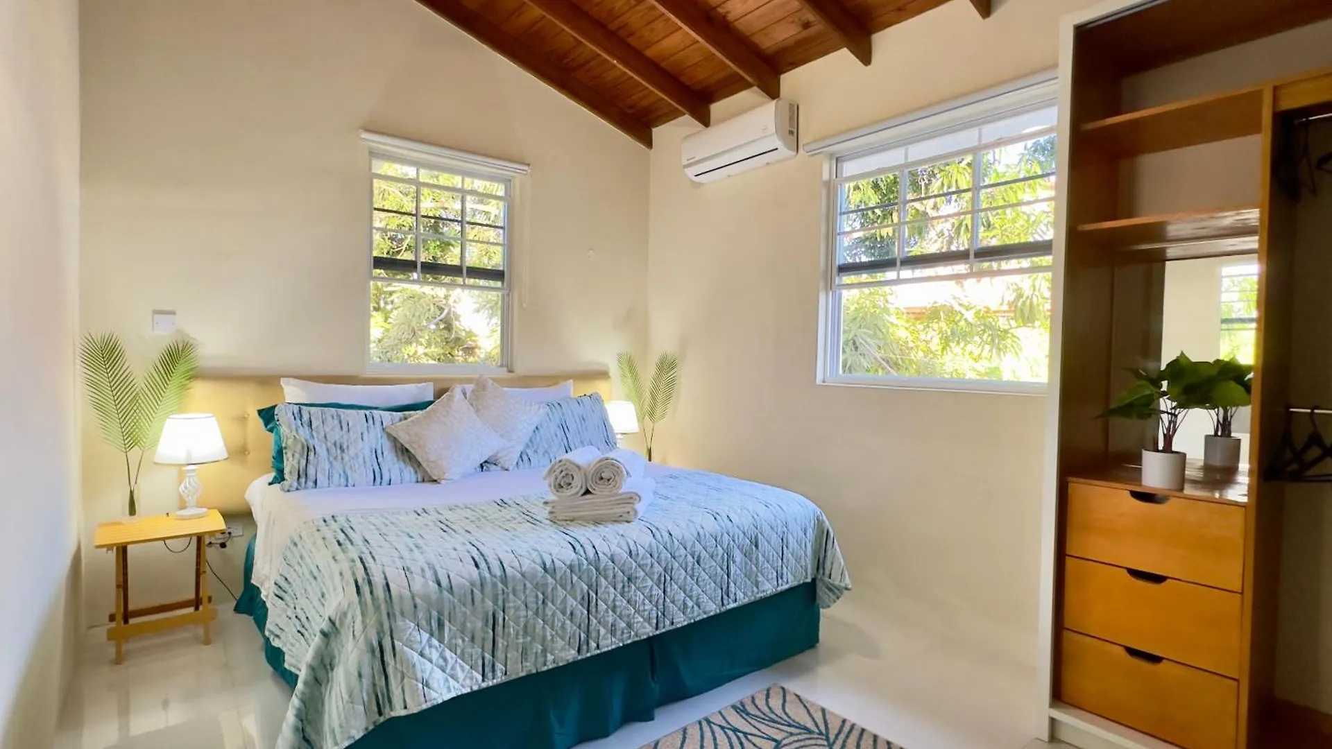 Couples Hideaway, King Bed- 5 Mins To Beach & Oistins- Golden Teal Christ Church Appartamento