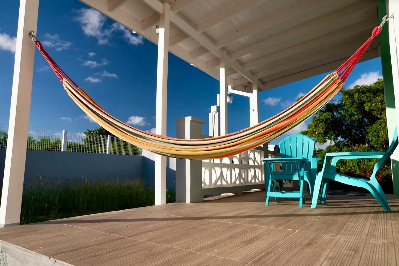 Couples Hideaway, King Bed- 5 Mins To Beach & Oistins- Golden Teal クライストチャーチ アパート