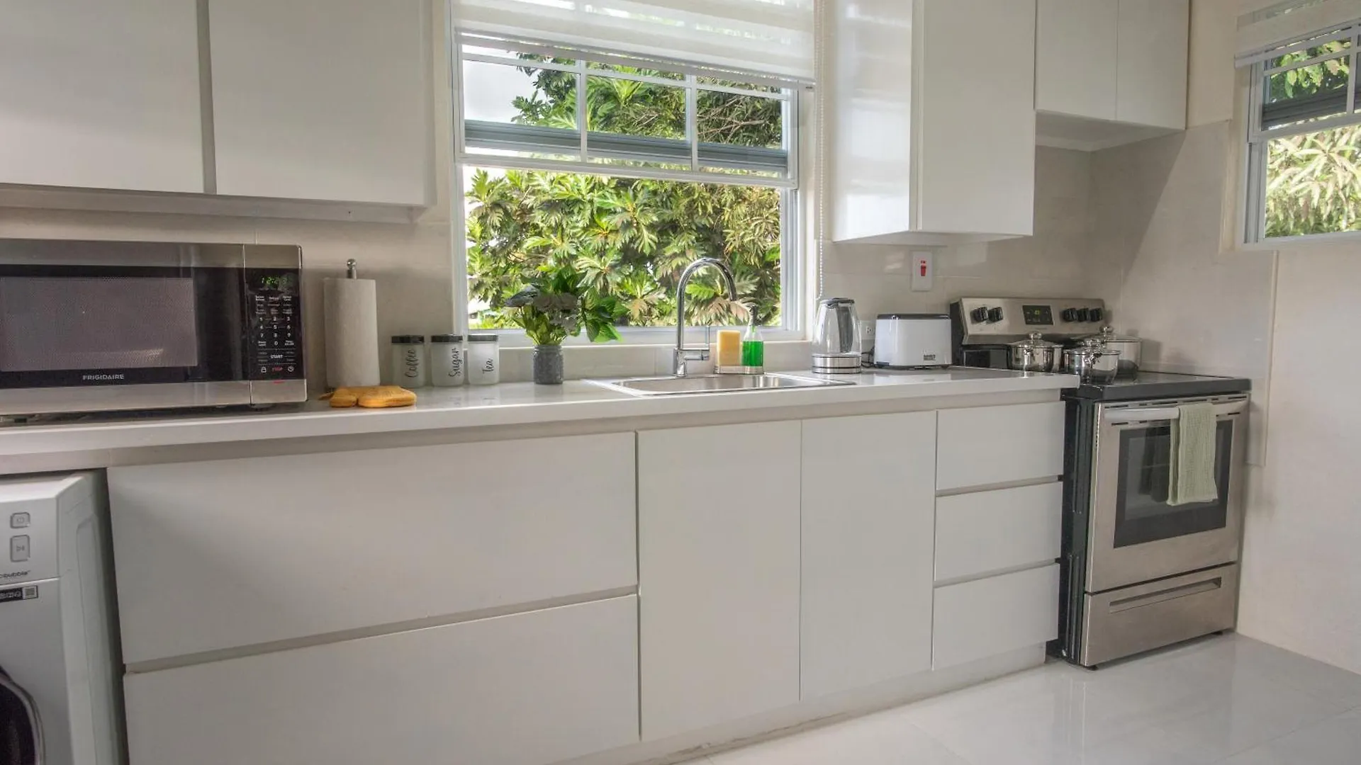 Couples Hideaway, King Bed- 5 Mins To Beach & Oistins- Golden Teal Christ Church