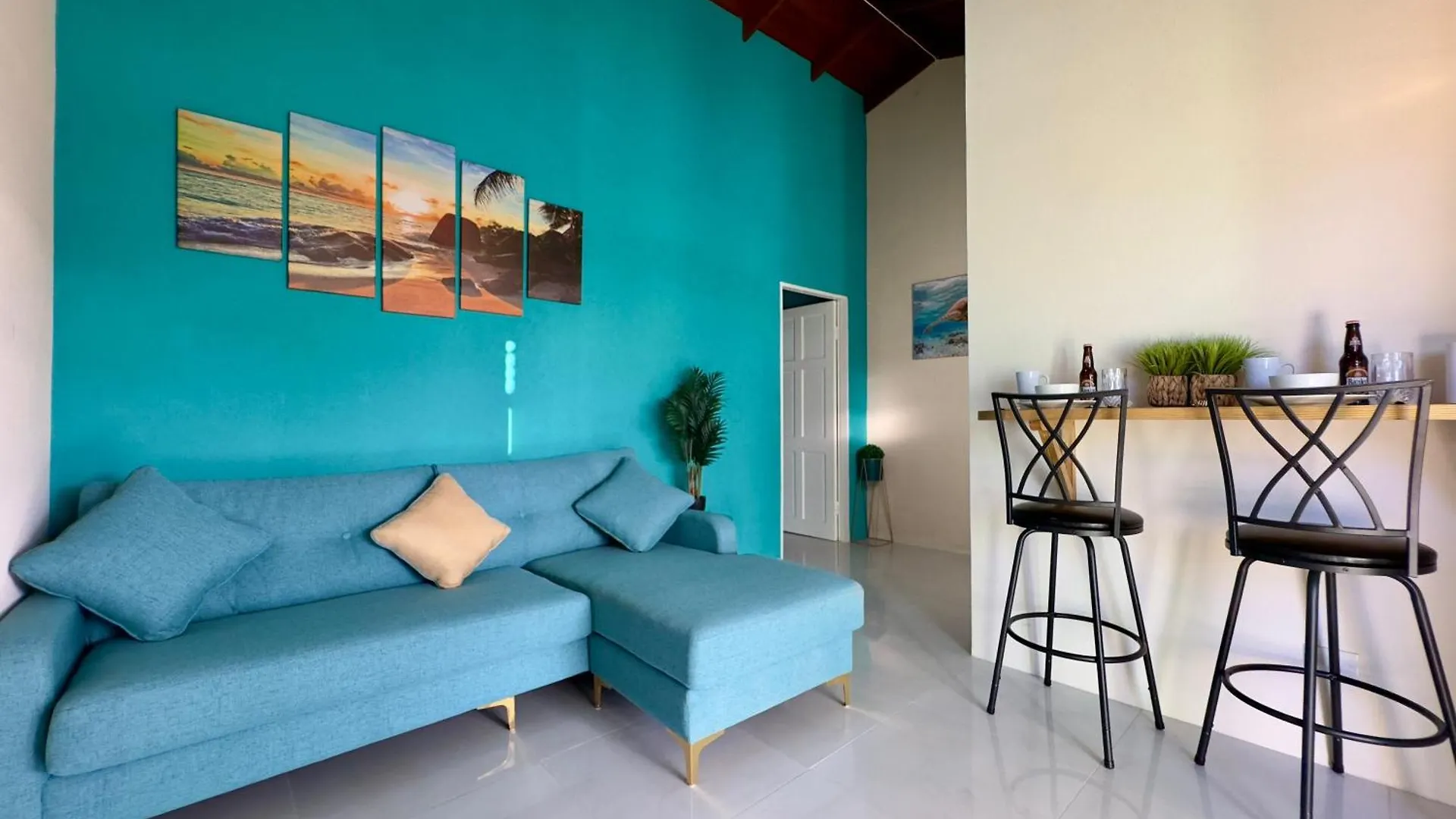Couples Hideaway, King Bed- 5 Mins To Beach & Oistins- Golden Teal Christ Church Barbados